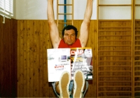 Petr Hubáček během natáčení spotu na reklamu, tělocvična učiliště, 2002
