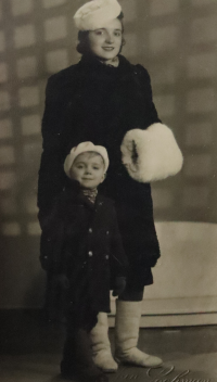 Eduard Konvička s maminkou – zápis do školy, září 1944
