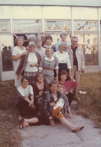 S kolegy ze Studia Bratři v triku při oslavě narozenin (pamětnice sedí první zleva) 