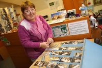 Anna Šauerová během příprav výstavy k výročí divadla, rok 2018