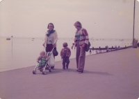 Na návštěvě za rodiči, už s vlastními dětmi, na snímku s maminkou, Brighton, 1978
