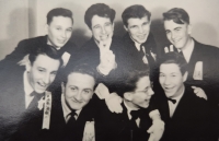 Se spolužáky z gymnázia (vpravo dole), Praha