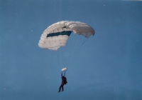 Při seskoku padákem