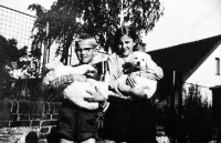 Se sestrou Helenou u babičky ve Velkém Třebešově, asi 1964 