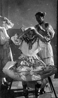 Babička z matčiny strany v lidovém kroji v Čičmanech na Slovensku, kde byl děda v době první republiky učitelem