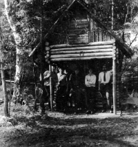 Chata v Mladecku nedaleko Opavy, kam jezdil Michal Holeček trampovat, polovina 70. let