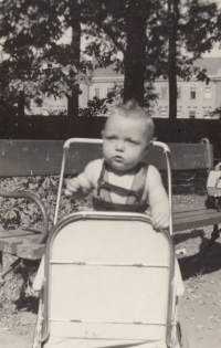 Ewald Schütz v parku ve Smetanových sadech, rok 1944