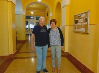 Leo Schön v budově dnešního gymnázia v Broumově, v roce 1943 tam začal navštěvovat německou chlapeckou školu, vedle něho paní ředitelka Základní školy Hradební, která v budově také sídlí