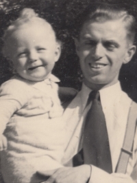 Pamětnice se svým otcem, 1943