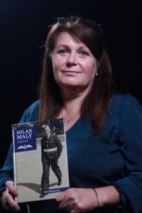 Dita Edelmanová s knihou o jejím dědečkovi