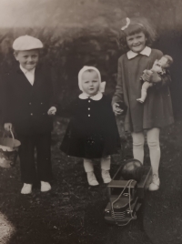 Drahomíra Šebestová s panenkou a svými sourozenci