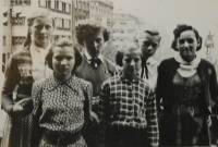 Eva Kiedrońová v Praze s kamarády