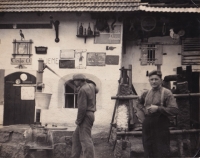 Tatínek Antonín Lehečka a kolář Fous, 1946