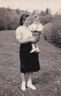 Maminka Ludmila se synem Milošem, 1952