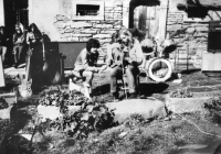 S kytarou na zakázaném koncertu u Standy Pitaše v Šonově, 1983