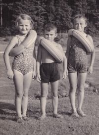 Kamarádka, Miloš Lehečka a sestra Marie cestou k rybníku, 1956