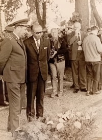 Ján Bačkovský během návštěvy francouzského Neuville v roce 1968, odhalení památníku padlých  