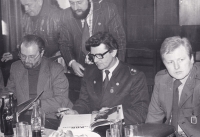 Křest knihy Kůň pro Krakonoše, na snímku její autoři a aktéři, zleva: Zdeněk Heřman, Jaroslav Holeček a Jaromír Gebas, ve Vrchlabí v roce 1984