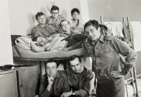 Na vojně, první řada vlevo