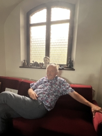 Martin Zálešák při natáčení jeho vzpomínek, Dvorska, září 2025