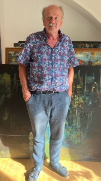 Před svými obrazy, Dvorska, 2025