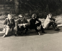 Studenti, první zprava Pavel Kašpar