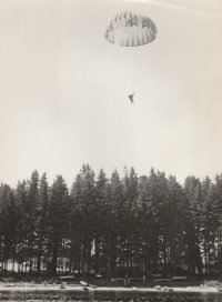 Délesloužící – seskoky do vody, Sečská přehrada, letiště Chrudim