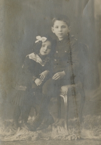 Otec Kurt Groll se sestrou Annou, 20. léta 