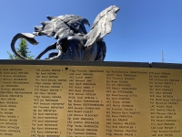 Památník Okřídlený lev, zezadu jméno matky pamětnice Ruth Ornsteinové (druhý sloupec zprava)