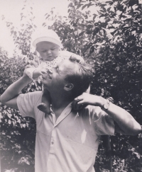 Roman Ráček s tatínkem Josefem Ráčkem, Brno-Řečkovice, květen 1963