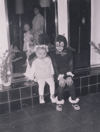 Roman Ráček jako Ferda mravenec a jeho sestra Martina jako Beruška – Brno, podzim 1969