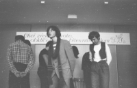 Inscenace „Blásnění“ divadla poezie Vadidlo na festivalu poezie a divadel gymnázií a středních škol, Otrokovice, jaro 1981