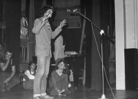 Roman Ráček v inscenaci „Blásnění“ divadla poezie Vadidlo na akademii Elgartky v kulturním domě na Musilově – Brno-Husovice, duben 1982