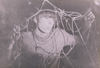 Roman Ráček v inscenaci „Hmm…“ divadla poezie Vadidlo v kinosále MKS SKN Brno Radnická, Brno, jaro 1983