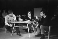 Inscenace hry Václava Havla „Vernisáž“ Divadla VáHa v sále na Šelepce - představení v rámci kampaně „Havel na Hrad!“, která probíhala na střídačku každý den v Divadle na provázku v Domě umění a v HaDivadle na Šelepce, Brno, prosinec 1989