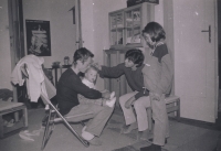 Roman Ráček se synem Matějem Ráčkem, maminkou a nevlastní dcerou Petrou Kovářovou v pokoji na náměstí Svobody, kde s redakcí připravoval a vyráběl další dvě (poslední) čísla samizdatového časopisu Revue 88, Brno, podzim 1988