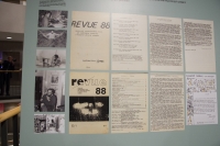 Setkání redakce vysokoškolského samizdatového časopisu Revue 88 na vernisáži výstavy Brněnské samizdaty v brněnské MZK, Brno, říjen 2024, (jeden z výstavních panelů o Revue 88)