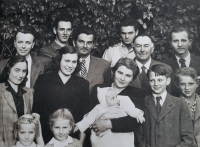 Vzadu zleva je otec Petra Nejtka Jiří, dále Václav, Miloš a Mirek Strádalovi, děda Václav Strádal, Jaroslav Zilvar – manžel matčiny sestry Drahomíry – zleva uprostřed, dále Zdena, manželka Miloše, Libuše Nejtková s Petrem Nejtkem, bratranci Milan a Jan Sigmundovi. Vpředu zleva Jitka Zilvarová a sestra Libuše