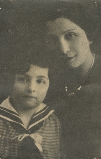 Matka Ruth s babičkou Annou Ornsteinovou, 30. léta