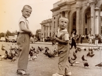 Synové Jána Bačkovského Alexander (starší) a Jan v Oděse při návštěvě příbuzných, 1960