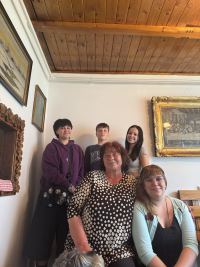 Tým ze ZŠ Duhová cesta Chomutov s pamětnicí Květoslavou Kudláčkovou, 2025