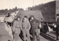 Miloš Lehečka (uprostřed) na vojně