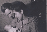 Dědeček a babička Josef a Růžena Nedbalovi s maminkou Janou, Brno-Řečkovice, 1940