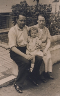 Dědeček a babička Václav a Julie Ráčkovi s tetou Máňou, Brno-Řečkovice, 1934