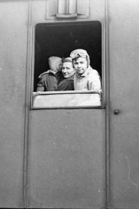 Cesta na lyžařské závody do Harrachova, pamětnice vpravo, 1958