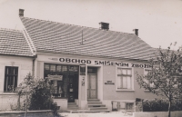 Obchod se smíšeným zbožím, který koncem 20. let postavil dědeček a babička Václav a Julie Ráčkovi v Brně-Řečkovicích, foto pravděpodobně z roku 1931