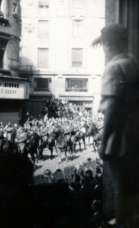 Vojenská přehlídka v Praze u příležitosti oslav konce války (autorem snímku je otec pamětníka)