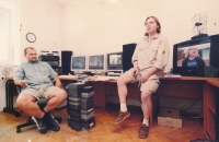 Se střihačem Martinem Sujou vlevo ve střižně při práci na filmu Rok bez Magora, 2013