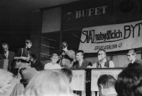 Průvod na 1. máje 1968 na Zelném trhu v Brně se členy Svazu nebydlících, kterého byl Gotthard Janda členem