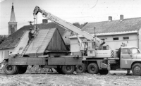 Stěhování špejcharu v Dolním Benešově, které v 80. letech organizoval Gotthard Janda